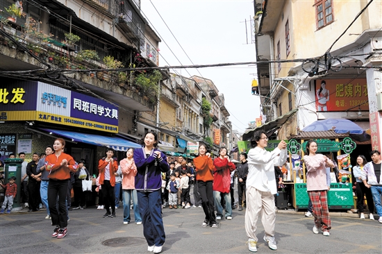 “舞乐快闪666”活动在长堤历史文化街区上演。