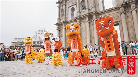 沙坪六小醒狮队的13名“小醒狮”参加“江门小醒狮闯天下”香港澳门研学交流之旅活动，他们把鹤山特色的武术文化及狮艺文化带到当地。