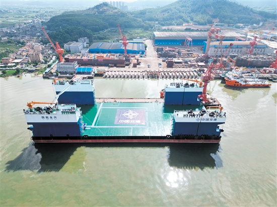 中交四航局江门航通船业有限公司建造了全球最大宽扁浅吃水型半潜驳船。