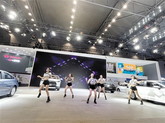 “五一”车展期间，高科技展具与精彩表演将共同呈现。
