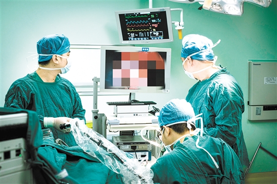 江门市中心医院使用高精尖技术开展神经外科手术。