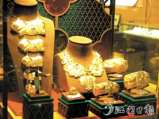 此时购买黄金首饰的客人，大多因为结婚需要购买“三金”。