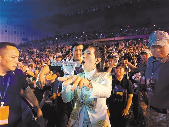 演唱会期间，潘美辰多次走下台与观众互动。