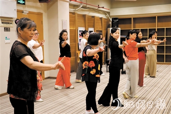 粤曲班学员跟着老师认真学习粤曲腔调和手势。