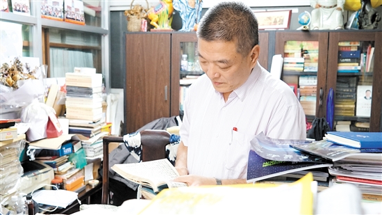 唐健荣每天在“书海”里办公。