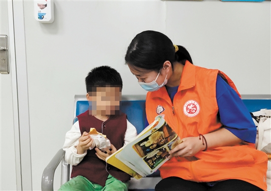 志愿者陪伴患儿开启一段温情的阅读之旅。