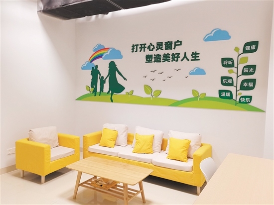 鹤山市12355青少年服务中心有效整合市第三人民医院的相关资源，开设多个功能室，可为青少年提供全方位、多元化的心理健康服务。