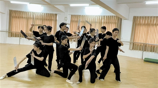 鹤山一中学生排练咏春舞蹈，将鹤山咏春的精气神展现得淋漓尽致。