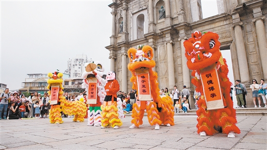 沙坪六小醒狮队的13名“小醒狮”参加“江门小醒狮闯天下”香港澳门研学交流之旅活动，他们把鹤山特色的武术文化及狮艺文化带到当地。