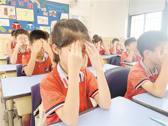江海区天鹅湾小学学生正在做眼保健操。